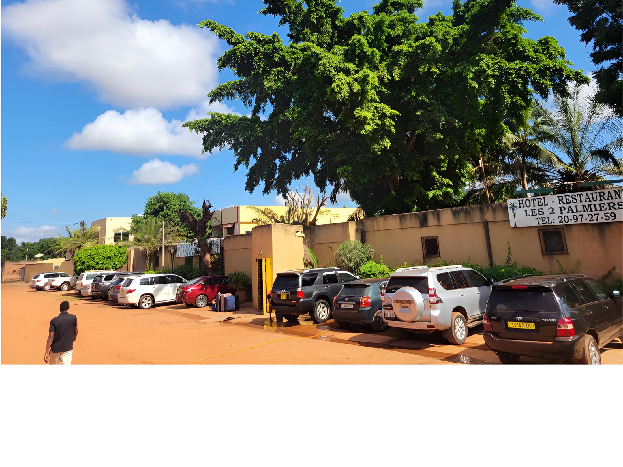 Vue extérieure de l'Hôtel Les 2 Palmiers
